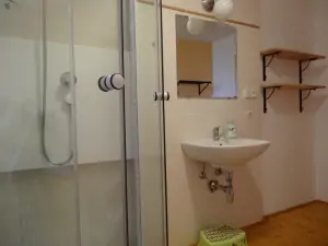 koupelna se sprchovým koutem, WC a umyvadlem v prvním patře