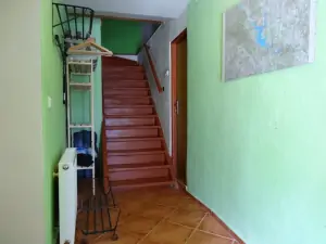 vstupní chodba a schodiště do prvního patra