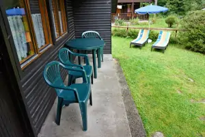 u chaty je k dispozici zahradní umělohmotný nábytek, 2 lehátka a slunečník