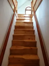 příkřejší mlynářské schody do podkrovního pokojíčku