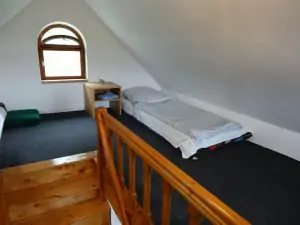 podkrovní pokojíček se 2 matracemi (ideální pro děti)