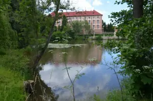 zámek Libochovice je od chaty vzdálen jen 1 km