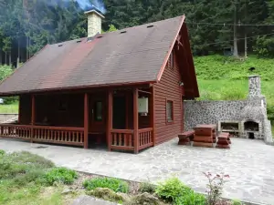 chata Dolní Bečva leží na malebné polosamotě u lesa a horského potoka