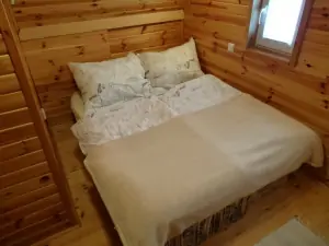 ložnice s rozkládacím gaučem pro 2 osoby a s junior postelí (postel pro dítě do 10 let)
