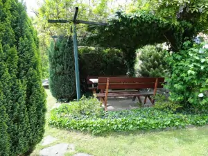 na majitelově zahradě pod chatou je hostům k dispozici pergola s venkovním posezením