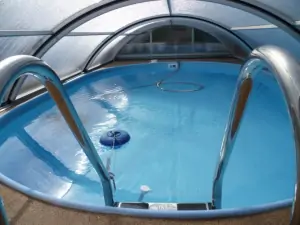 na majitelově zahradě pod chatou je hostům po domluvě k dispozici zapuštěný bazén (5 x 3 x 1,2 m)