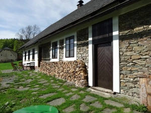 před chalupou