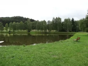 možnost rybaření nabízí rybník, který je od chaty vzdálen cca. 700 m