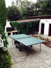 na terase si lze zahrát i stolní tenis