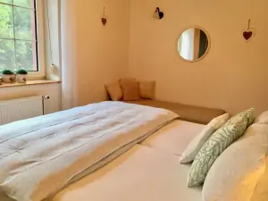ložnice s dvojlůžkem a lůžkem v přízemí