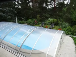 zapuštěný bazén (8,8 x 4,8 x 1,4 m) s odsuvným zastřešením - pohled z terasy