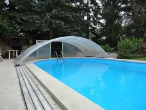 zapuštěný bazén (8,8 x 4,8 x 1,4 m) s odsuvným zastřešením