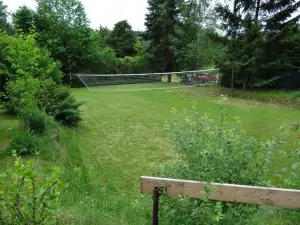 travnaté hřiště pro míčové hry se sítí