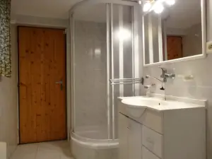 koupelna se sprchovým koutem, WC a umyvadlem v suterénu chaty