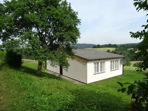 chata Vilémovice se nachází zcela na kraji obce