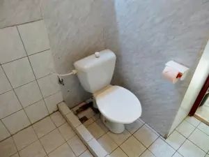 koupelna se sprchou, umyvadlem a WC