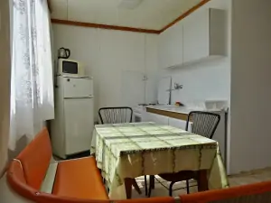 kuchyňský a jídelní kout v obytné místnosti