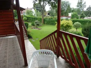 pohled z terasy na zahradu