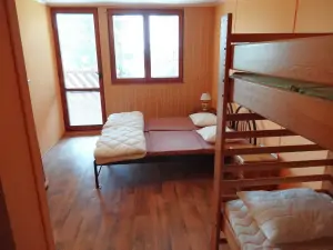 ložnice se 2 lůžky a patrovou postelí (levá část chaty)