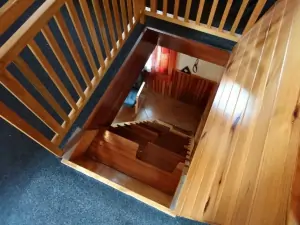 příkré mlynářské schody do podkroví, kde se nachází 2 ložnice