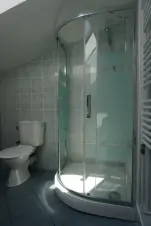 koupelna v podkroví se sprchovým koutem, umyvadlem a WC
