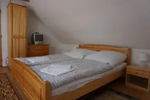 ložnice s dvojlůžkem, lůžkem a TV  