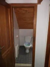 koupelna se sprchou, WC a umyvadlem v podkroví