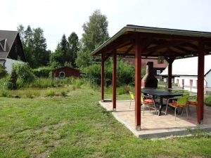 pergola s venkovním posezením a se zahradním krbem