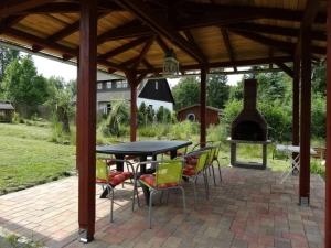 pergola s venkovním posezením a se zahradním krbem