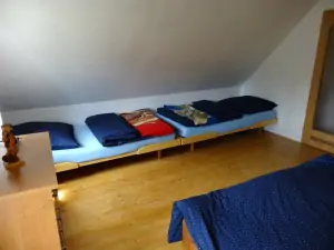 ložnice s dvojlůžkem, 2 lůžky a TV
