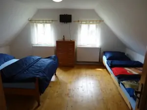 ložnice s dvojlůžkem, 2 lůžky a TV
