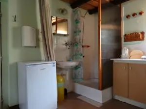 interiér chaty - sprchový kout a umyvadlo
