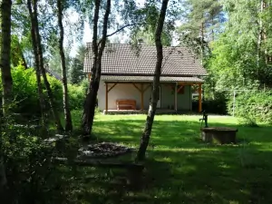 chata Leština se nachází v chatové rekreační oblasti nedaleko lesa a rybníků Komorník a Křivohlav