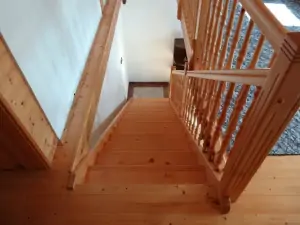 z obytného pokoje vedou schody do podkroví, kde se nachází 2 ložnice