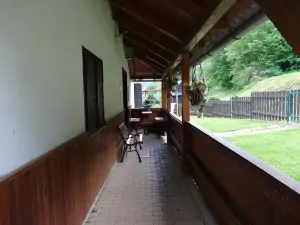 zastřešená veranda s malým posezením