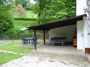 stolní tenis a zahradní kuchyňka pod střechou