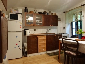 kuchyně je plně vybavena pro vaření a stolování 6 až 8 osob