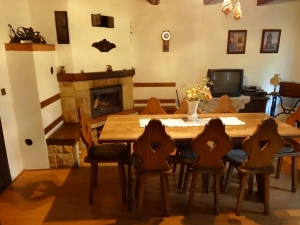 obytný pokoj s krbem