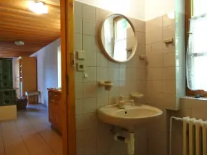 koupelna s vanou, umyvdlem a WC v přízemí