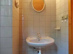 obě ložnice v podkroví mají svou vlastní koupelnu