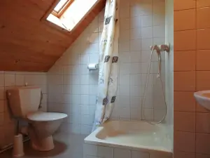obě ložnice v podkroví mají svou vlastní koupelnu