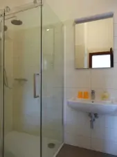 moderní koupelna se sprchovým koutem, umyvadlem a WC