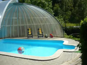 na zahradě je k dispozici zapuštěný bazén (7 x 4 x 1,5 m)