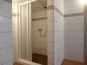 sprchový kout (ochlazovna sauny)