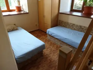 ložnice č. 3 se 3 lůžky a galerií (příkré schody) s matrací pro 1 osobu (přistýlka)