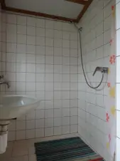 koupelna se sprchou a umvyvadlem je přístupná zvenku (má samostatný vchod)