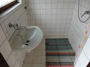 u umyvadla v koupelně je zavedena pouze studená voda
