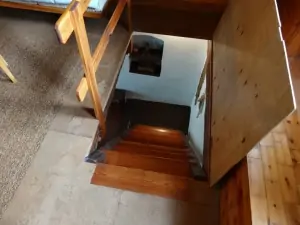 do podkrovní ložnice vedou příkřejší schody