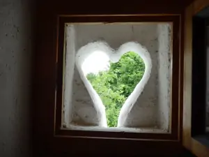 okénko ve tvaru srdce v ložnici