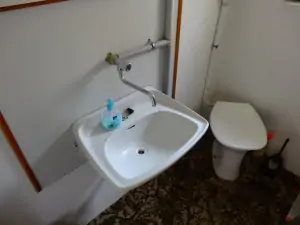 samostatné WC (u umyvadla teče jen studená voda)